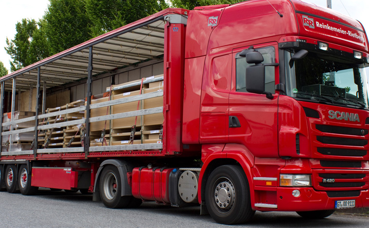 Transportlogistik LKW mit seitlicher Beladung